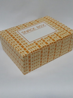 กล่องสแน็ค กล่องขนม กล่องอาหารว่าง ลาย Snack box เหลือง ขนาด 11.5 x 15.5 x 6.0 ซม. ราคา 110 บาท ต่อแพ็ค (20ใบ)