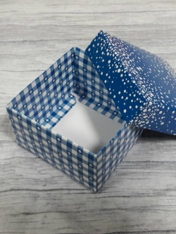 กล่องของขวัญ กล่องฝาครอบ ขนาด 9*9*5.7 ซม.กล่องของที่ระลึก กล่องอเนกประสงค์ กล่องของใช้ กล่องใส่ผ้าไหม สีน้ำเงินคราม ราคา 265 บาท/20 ใบ