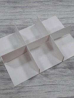 ฐานกั้นสินค้า ตัวกั้นสินค้า 6 ช่อง (แต่ละช่อง 8.6*8.9*4.5ซม.) สีขาว ขนาด 18.0 x 25.5 x 4.5 ซม.(เมื่อพับขึ้นรูป) ราคา 155 บาทต่อแพ็ค(20 ชิ้น) (ใช้กับกล่องของที่้ร้าน)