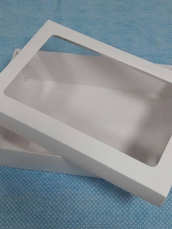 กล่องฝาครอบ กล่องของขวัญ กล่องแบบมีฝาครอบ กล่องอเนกประสงค์ ขนาด 22.0 x 34.0 x 9 cm. สีขาว มีหน้าต่างพลาวติก ราคา 820 บาท ต่อแพ็ค (20 ใบ)