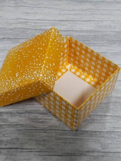 กล่องของขวัญ กล่องฝาครอบ ขนาด 9*9*5.7 ซม.กล่องของที่ระลึก กล่องอเนกประสงค์ กล่องของใช้ กล่องใส่ผ้าไหม สีเหลือง ราคา 265 บาท/20 ใบ