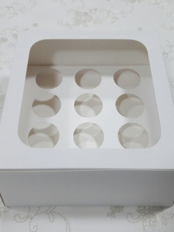 กล่องคัพเค้ก กล่องคัพเค้ก 12 ชิ้น สีขาว พร้อมฐานคัพเค้ก 12 ช่อง (ช่องกว้าง 5.5 ซม.) ราคา 520 บาท ต่อแพ็ค (20ใบ)