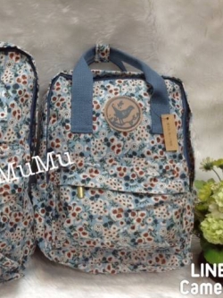 กระเป๋าเป้ผ้าสะพายหลัง mumu ผ้าเคลือบกันน้ำ ลายดอกไม้ฟ้าขาวแดง (Size S)