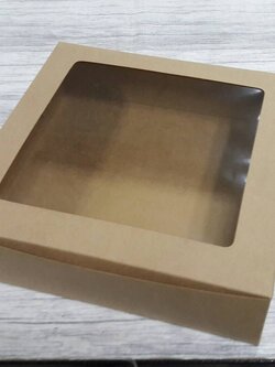 กล่องทรงแบน (มีหน้าต่างพลาสติก) ขนาด 24.5x24.5x6.5 ซม.กล่องเค้ก 2 ปอนด์ทรงเตี้ย กล่องคัพเค้ก กล่องขนม สีคราฟท์น้ำตาลเข้ม ราคา 305 บาทต่อแพ็ค(20ใบ)