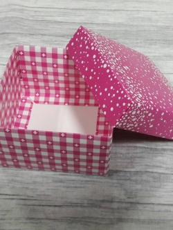 กล่องของขวัญ กล่องฝาครอบ ขนาด 9*9*5.7 ซม.กล่องของที่ระลึก กล่องอเนกประสงค์ กล่องของใช้ กล่องใส่ผ้าไหม สีชมพู ราคา 265 บาท/20 ใบ