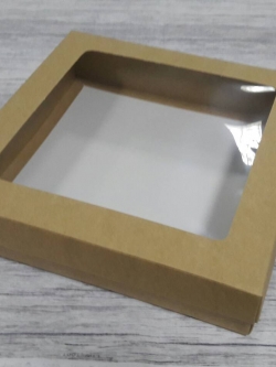 กล่องของขวัญ กล่องแบบมีฝาครอบ กล่องอเนกประสงค์ ขนาด 24 * 24 * 5 ซม. สีคราฟท์น้ำตาลอ่อน แบบมีหน้าต่างพลาสติก ราคา 580 บาท ต่อแพ็ค (20 ใบ)