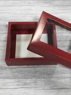 กล่องของขวัญ กล่องฝาครอบ ขนาด 14.5*13*4 ซม.แบบมีหน้าต่าง กล่องของที่ระลึก กล่องอเนกประสงค์ กล่องของใช้ กล่องพวงมาลัย กล่องใส่ผ้าไหม สี red velvet color ราคา 320 บาท/20 ใบ