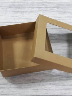 กล่องฝาครอบ กล่องของขวัญ กล่องเอนกประสงค์ กล่องแบบมีฝาครอบ ขนาด 17.5 x 17.5 x 6.0 ซม.(มีหน้าต่างพลาสติก) สีคราฟท์น้ำตาลเข้ม ราคา 455 บาทต่อแพ็ค(20 ใบ)