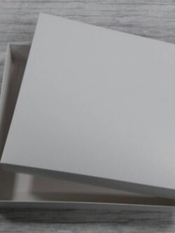 กล่องแบบมีฝาครอบ กล่องของขวัญ กล่องฝาครอบ กล่องอเนกประสงค์ ขนาด 31 x 31 x 4.5 ซม. สีขาว (แบบฝาทึบ) ราคา 630 บาท ต่อแพ็ค (20 ใบ)