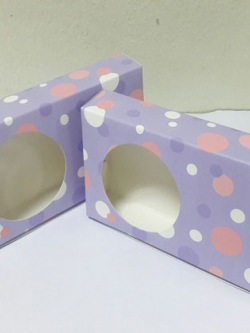 กล่องบราวนี่ 2-3 ชิ้น กล่องทรงแบน กล่องช็อคโกแลต กล่องขนม สีม่วงลายจุด กว้าง 8.0 x ยาว 15.0 x สูง 3.0 ซม. ราคา 100 บาท ต่อแพ็ค (20 ใบ)