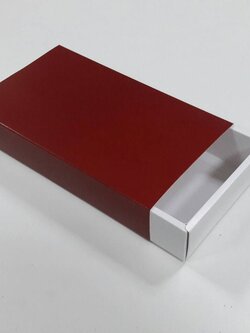 กล่องสไลด์ กล่องของขวัญ กล่องของที่ระลึก กล่องอเนกประสงค์ กล่องของใช้ กล่องฝาสไลด์สีแดงเข้ม ขนาด 12.5x21.5x4.0 ซม. ราคา 375 บาท (20 ใบ ต่อแพ็ค)