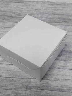 กล่องสแน็ค กล่องอาหารว่าง Snack Box กล่องคอฟฟี่เบรค กล่องคัพเค้ก แบบไม่มีหน้าต่าง สีขาว ขนาด 13.5x13.5x7 ซม.ราคา 130 บาท ต่อแพ็ค(20ใบ)