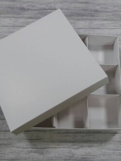 กล่องของขวัญ กล่องแบบมีฝาครอบ กล่องของขวัญ กล่องฝาครอบ กล่องอเนกประสงค์ ขนาด 24x24x5 ซม. สีขาว (แบบฝาทึบ) พร้อมฐานตัวกั้นสินค้าแบบ 9 ช่อง ราคา 715 บาท ต่อแพ็ค (20 ใบ)