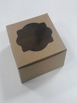 กล่องเค้กชิ้น กล่องเค้กครึ่งปอนด์ กล่องคัพเค้ก 4 ชิ้น(ไม่มีฐานรอง) กล่องขนม สีคราฟท์ตาลเข้ม แบบมีหน้าต่าง ขนาด 12.8 x 12.8 x 7.0 ซม. ราคา 150 บาท ต่อแพ็ค(20 ใบต่อแพ็ค)