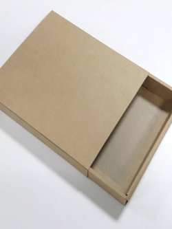 กล่องสไลด์ กล่องของขวัญ กล่องของที่ระลึก กล่องอเนกประสงค์ กล่องของใช้ กล่องแบบฝาสไลด์ สีน้ำตาล ขนาด 19.0x21.5x3.5 ซม. ราคา 405 บาท (20 ใบต่อแพ็ค)