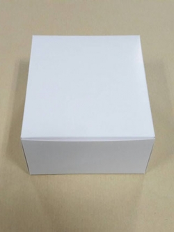 กล่องคัพเค้ก 4 ชิ้น (แบบไม่มีฐานรอง) กล่องเค้กครึ่งปอนด์ กล่องขนม กล่องสแน็ค Snack Box สีขาว ขนาด 15.0x15.0x7.6 ซม.ราคาแพ็คละ 140 บาท (รวม 20 ใบ)
