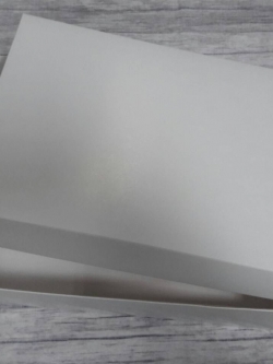 กล่องฝาครอบ กล่องแบบมีฝาครอบ กล่องของขวัญ กล่องอเนกประสงค์ ขนาด 20.5 x 30.0 x 7.0 cm. สีขาว (แบบฝาทึบ) ราคา 595 บาท ต่อแพ็ค (20 ใบ)