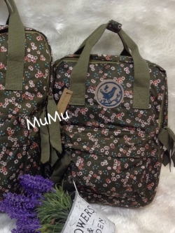 กระเป๋าเป้ผ้าสะพายหลัง mumu ผ้าเคลือบกันน้ำ ลายดอกไม้สีเขียวขี้ม้า (Size S)