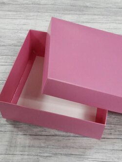 กล่องฝาครอบ กล่องของขวัญ กล่องเอนกประสงค์ กล่องแบบมีฝาครอบ ขนาด 17.5 x 17.5 x 6.0 ซม. สีชมพู (แบบฝาทึบ) ราคา 435 บาท ต่อแพ็ค (20 ใบ)