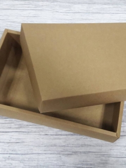 กล่องของขวัญ กล่องฝาครอบ กล่องของที่ระลึก กล่องอเนกประสงค์ กล่องของใช้ กล่องพวงมาลัย กล่องใส่ผ้าไหม สีคราฟท์น้ำตาลเข้ม ขนาด 16.6x26x5 ซม.แบบฝาทึบ ราคา 430 บาทต่อแพ็ค (20 ใบ)