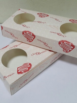 กล่องบราวนี่ 3-4 ชิ้น กล่องทรงแบน กล่องช็อคโกแลต กล่องขนม สีลายบราวนี่ กว้าง 10.0 x ยาว 22.0 x สูง 3.0 ซม. ราคา 130 บาท ต่อแพ็ค (20 ใบ)