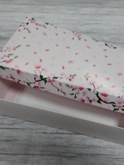 กล่องฝาครอบ ลายดอกไม้พื้นสีชมพูอ่อน 22*12.5*5 ซม.ไม่มีหน้าต่าง (แบบฝาทึบ) ราคา 335 บาท ต่อแพ็ค (20 ใบ)