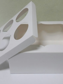 กล่องคัพเค้ก 6 ชิ้น กล่องคัพเค้ก สีขาว (แบบมีหน้าต่างพลาสติก) พร้อมฐานรองคัพเค้ก 6 ช่อง (ขนาดช่องกว้าง 5.5 ซม.) ราคา 255 บาทต่อแพ็ค (20ใบ)