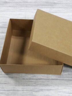 กล่องฝาครอบ กล่องของขวัญ กล่องเอนกประสงค์ กล่องแบบมีฝาครอบ ขนาด 17.5 x 17.5 x 6.0 ซม.สีคราฟท์น้ำตาลเข้ม (แบบฝาทึบ) ราคา 420 บาท ต่อแพ็ค (20 ใบ)