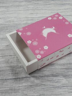 กล่องสไลด์ กล่องของขวัญ กล่องของที่ระลึก กล่องอเนกประสงค์ กล่องแบบฝาสไลด์ลายสีชมพู ขนาด 10.7x12.7x3.4 ซม. ราคา 215 บาท (20 ใบ ต่อแพ็ค)