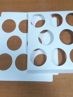 ฐานใส่คัพเค้กขนาด 8 ช่อง เส้นผ่านศูนย์กลาง 5.5 ซม.(ใช้กับถ้วยคัพเค้กขนาดมาตรฐาน 5 ซม.) ขนาด 20.3 X 20.3 ซม.