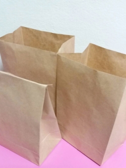 ถุงกระดาษ ถุงกระดาษน้ำตาล ถุงใส่ขนม ถุงใส่ของชำร่วย ถุงสแน็ค ถุงใส่อาหารว่าง กว้าง14.5xหนา9.5xสูง27cm. ราคา 120 บาทต่อแพ็ค(50ใบ)