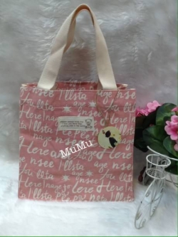 กระเป๋าผ้าสะพายข้าง Mumu ลายตัวอักษรขาว ชมพู่