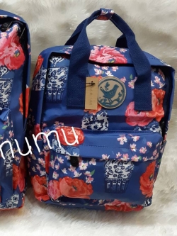 กระเป๋าเป้ผ้าสะพายหลัง mumu ผ้าเคลือบกันน้ำ ลายดอกไม้น้ำเงินแดง (Size S)
