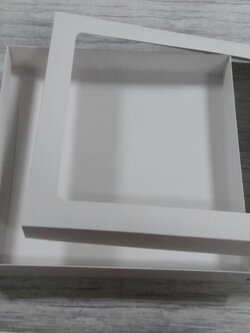 กล่องแบบมีฝาครอบ กล่องของขวัญ กล่องฝาครอบ กล่องอเนกประสงค์ ขนาด 31 x 31 x 4.5 ซม. สีขาว (แบบฝาหน้าต่างพลาสติก) ราคา 690 บาท ต่อแพ็ค (20 ใบ)
