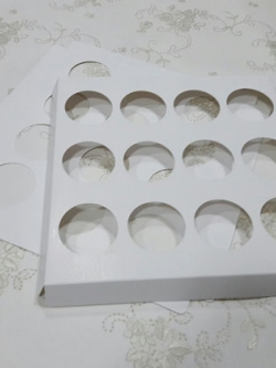 ฐานใส่คัพเค้กขนาด ช่องใส่คัพเค้ก 12 ช่อง เส้นผ่านศูนย์กลาง 5.5 ซม.(ใช้กับถ้วยคัพเค้กขนาดมาตรฐาน 5 ซม.) ขนาด 26.3 X 26.3 ซม. ราคา 135 บาทต่อแพ็ค(20ชิ้น)