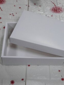 กล่องฝาครอบ กล่องของขวัญ กล่องของที่ระลึก กล่องอเนกประสงค์ กล่องของใช้ กล่องใส่เครื่องสำอางค์ กล่องใส่ผ้าไหม ขนาด 22.7 x 27.4 x 6.5 ซม.สีขาว ราคา 590 บาทต่อแพ็ค (20 ใบ) แบบฝาทึบ