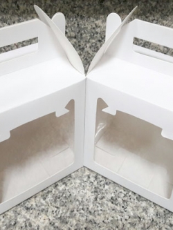 กล่องหูหิ้ว กล่องขนม กล่องคุ๊กกี้ กล่องอเนกประสงค์ แบบมีหูหิ้ว สีขาว ขนาด 10 x 15 x สูง 14 ซม. ราคา 230 บาทต่อแพ็ค(20ใบ)