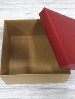 กล่องแบบมีฝาครอบ กล่องอเนกประสงค์ ขนาด 16.5 x 16.5 x 9 ซม. ตัวกล่องสีคราฟท์น้ำตาลเข้ม ฝาครอบสีแดง ราคา 455 บาท ต่อแพ็ค (20 ใบ)
