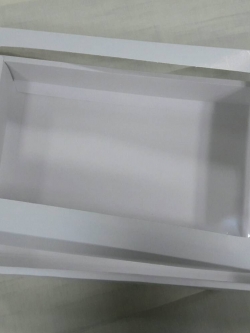 กล่องอเนกประสงค์ กล่องฝาครอบ กล่องของที่ระลึก กล่องของขวัญ กล่องใส่ผ้าไหม กล่องใส่กางเกงยีนส์ ขนาด 23 x 35 x 5 ซม.สีขาว (มีหน้าต่างพลาสติก) ราคา 655 บาท (ต่อแพ็ค 20 ใบ)