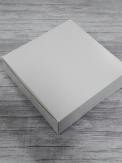 กล่องขนม กล่องบราวนี่ กล่องชิฟฟ่อน กล่องสแน็ค กล่องอาหารว่าง แบบไม่มีหน้าต่าง ขนาด 16 x 16 x 5 ซม.สีขาว ราคา 135 บาท (20ใบ/แพ็ค)