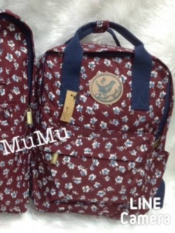 ระเป๋าเป้ผ้าสะพายหลัง mumu ผ้าเคลือบกันน้ำ ลายดอกไม้แดงขาวน้ำเงิน (Size S)