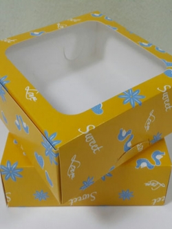 กล่องบราวนี่ กล่องชิฟฟ่อน กล่องช๊อกโกแลต กล่องพาย กล่องขนมเปี๊ยะ ลายสีเหลืองฟ้า ขนาด 15.0 x 15.0 x 5.0 ซม. ราคา 160 บาทต่อแพ็ค (20ใบ)