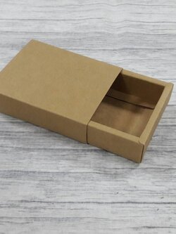 กล่องสไลด์ กล่องของขวัญ กล่องของที่ระลึก กล่องอเนกประสงค์ กล่องสบู่ กล่องขนม กล่องแบบฝาสไลด์ สีคราฟท์น้ำตาลเข้ม ขนาด 8.2x10.2x2.7 ซม. ราคา 190 บาท (20 ใบ ต่อแพ็ค)