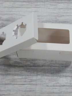 กล่องคัพเค้ก 2 ชิ้น แบบฝามีหน้าต่างพลาสติก ขนาด 9.5x18x7.8ซม.สีขาว พร้อมฐานรองคัพเค้กแบบ 2 ช่อง ราคา 215 บาทต่อแพ็ค (20 ใบ)