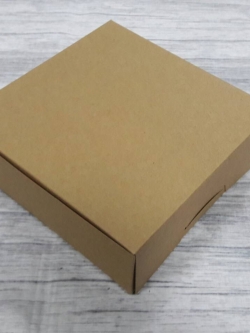 กล่องขนม กล่องบราวนี่ กล่องชิฟฟ่อน กล่องสแน็ค กล่องอาหารว่าง แบบไม่มีหน้าต่าง ขนาด 16 x 16 x 5 ซม. สีคราฟท์น้ำตาล ราคา 145 บาท (20ใบ/แพ็ค)