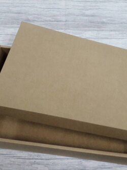 กล่องอเนกประสงค์ กล่องฝาครอบ กล่องของที่ระลึก กล่องของขวัญ กล่องใส่ผ้าไหม กล่องใส่กางเกงยีนส์ สีคราฟท์น้ำตาล ขนาด 23 x 35 x 5 ซม.ราคา 625 บาทต่อแพ็ค (20 ใบ)