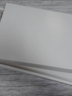 กล่องอเนกประสงค์ กล่องฝาครอบ กล่องของที่ระลึก กล่องของขวัญ กล่องใส่ผ้าพันคอ กล่องใส่ผ้าไหม ขนาด 22.7 x 34.4 x 2.4 ซม.(ใช้ใส่ของขนาด A4 ได้) สีขาว ราคา 445 บาทต่อแพ็ค (20 ใบ)