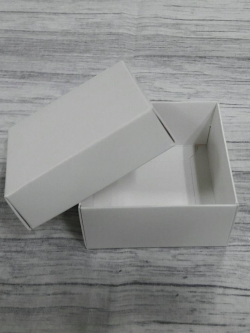 กล่องของขวัญ กล่องฝาครอบ ขนาด 8*8*4 ซม.กล่องของที่ระลึก กล่องอเนกประสงค์ กล่องของใช้ กล่องใส่ผ้าไหม สีขาว ราคา 205 บาท/20 ใบ
