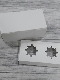 กล่องคัพเค้ก 2 ชิ้น แบบฝาทึบ (ไม่มีหน้าต่าง) ขนาด 9.5x18x7.8ซม.สีขาว พร้อมฐานรองคัพเค้กแบบ 2 ช่อง ราคา 195 บาทต่อแพ็ค (20 ใบ)