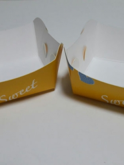 ถาดใส่ขนม ถาดขนมปัง ถาดชิม ถาดอาหาร ลายเหลืองฟ้า ขนาด 5.3 x 6.0 x สูง 2.7 ซม. ราคา 65 บาทต่อแพ็ค (100 ชิ้น)